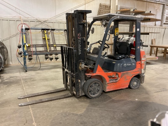 Toyota 7FGCU25 Forklift, 4500 Lbs. Cap, 3 Stage Mast, Side Shift, LPG, 20,384 Hrs, No Tank, Reseved