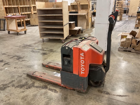 Toyota 6HBW20 Electric Pallet Jack, 4000 Lbs. Capacity, 24 Volt, Needs New Batteries