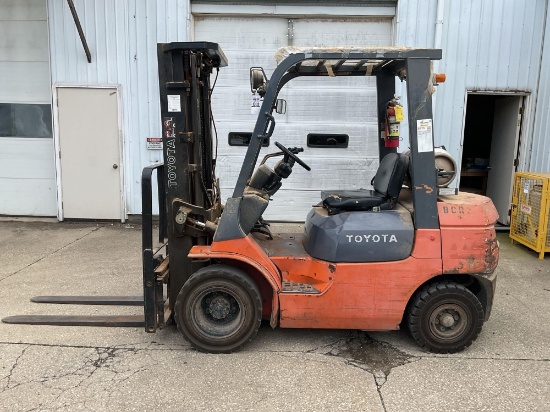 Toyota 7FGU25 Forklift, 5000 Lbs. Cap, 7,458 Hours, 3 Stage Mast, LPG, Side Shift, Tank Not Included