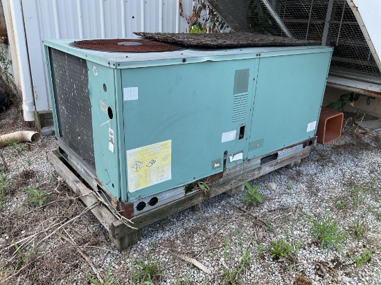 Carrier Weather Maker 1 Air Conditioner, Model 48JE006350, 208/230 Volt 1 Phase, Condition Unknown