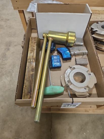 Box Lot, Molder Cutterhead and Knives, Misc Molder Parts
