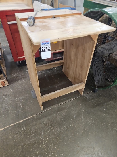 Wooden Router Table w/Dewalt DWP611 Compact Router