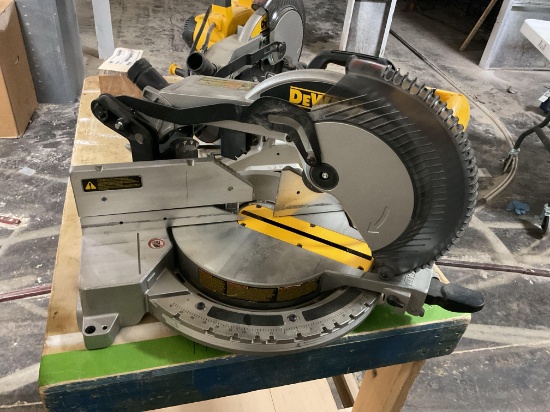 DeWalt DW715 12" Compound Miter Saw