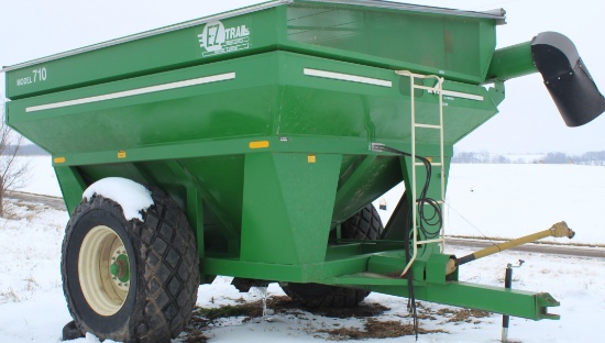 E-Z Trail 710 Grain Cart, 700 bu.