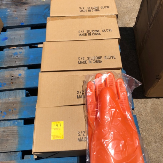 5 PAIRS OF SILICONE GLOVES (NEW IN THE BOX), X $
