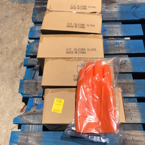 5 PAIR OF SILICONE GLOVES (NEW IN THE BOX), X $