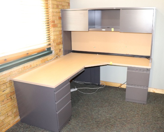 Herman Miller Office Desk 6' x 6' with Organizer