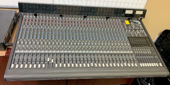 MACKIE 32x8x2 8-BUS Mixing Console