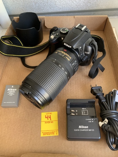Nikon D5000 Digital Camera, Nikon ED AF-S Nikkor 70-300mm Lens with Battery, Charger and Case