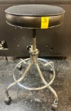 ADJUSTABLE STOOL ON WHEELS