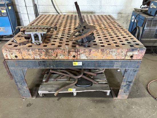 METAL TABLE
