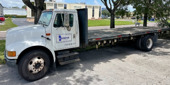 2001 INTERNATIONAL TRUCK, VIN #1HTSCAAMO1H379059, HEAVY DUTY TRUCK WITH 22 FT. FLAT BED