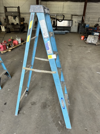 WENER 6' FIBERGLASS LADDER