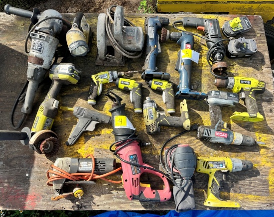 LOT OF ASSORTED CORDLESS TOOLS AND POWER TOOLS