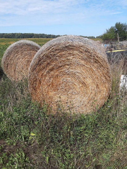 Round bale. straw