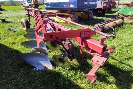 International 720 4 Bottom Plow