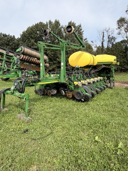 JOHN DEERE 1770 16 ROW PLANTER