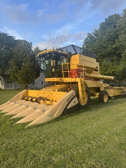 NEW HOLLAND TR86 COMBINE W/ NEW HOLLAND 973 20' GRAIN HEAD, & NH 6 ROW CORN HEAD W/ GRAIN CART