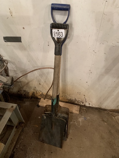 THREE SQUARE-MOUTH SHOVELS