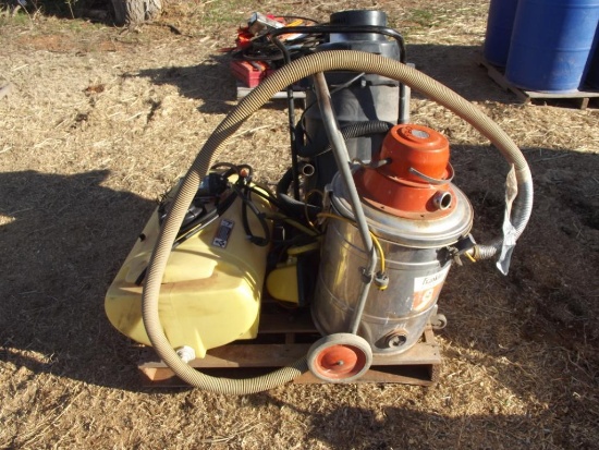 (2) wet vacs & (1) spray tank & (1) worklight