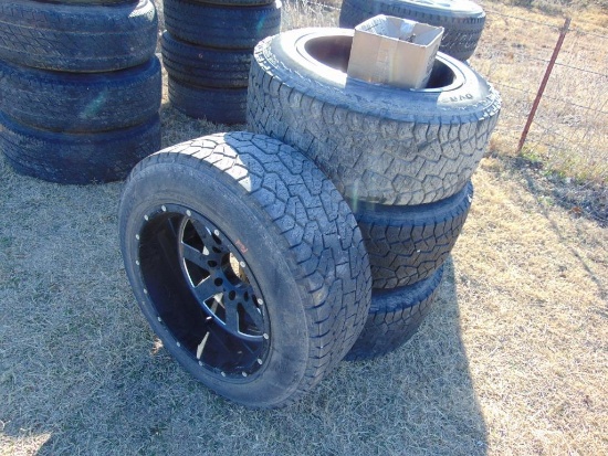 (4) 305/55r20 tires on moto metal wheels 8 lug