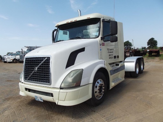 2005 VOLVO VNL T/A TRUCK TRACTOR, S/N...4V4NC9GGX5N377521, D12-395 ENG, 10 SPD TRANS, 40K REARS, 204