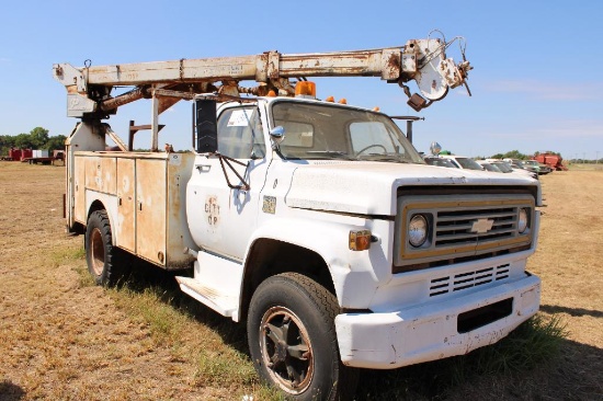 1977 CHEVY C65 S/A DIGGER TRUCK, S/N CCE677V103270, V8 GAS ENG, 4X2 TRANS, OD READS 17277 MILES,