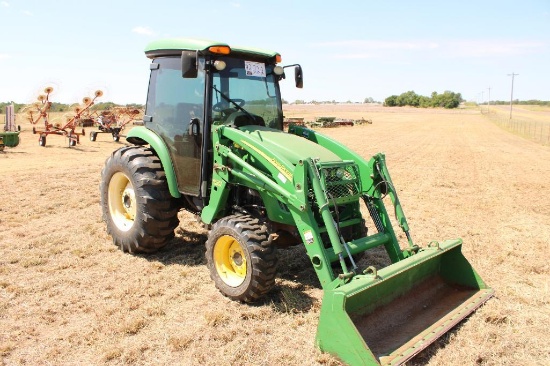 JOHN DEERE 4520 TRACTOR, S/N H440655, HST DEERE 400CX LOADER, G.P BKT, CAB, HOUR METER READS 1372