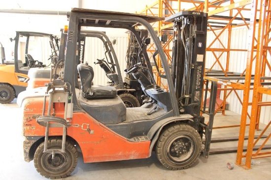 TOYOTA 8FGU30 STRAIGHT MAST FORKLIFT, S/N 66676, HOUR METER READS 6517 HRS, SIDE SHIFT. LOCATED IN