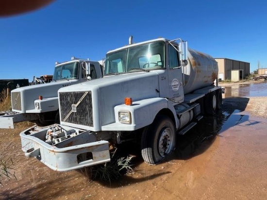 1999 VOLVO WG T/A BULK TRUCK, S/N 4VGJDAPF0XN864642, CUMMINS M11PLUS ENG, 9 SPD TRANS, RAN WHEN