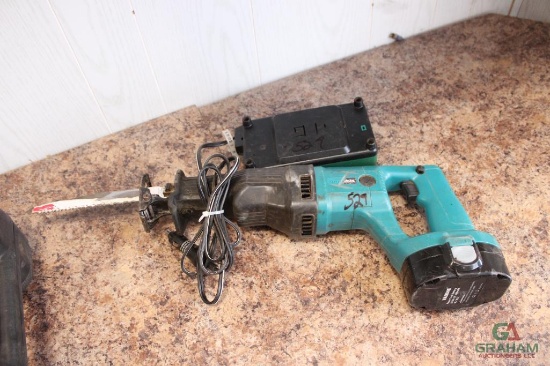 MAKITA 18V SAWZALL W/ CHARGER