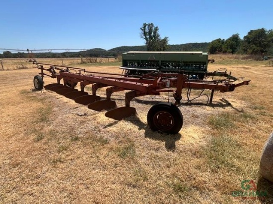 IHC 710 7 BOTTOM SEMI MOUNT PLOW SELLS OFFSITE WEST OF GAINESVILLE TX, FLYING J RANCH #4