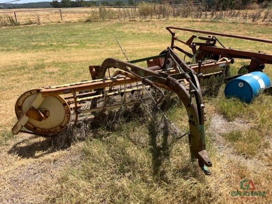 JOHN DEERE 670 SIDE DELIVERY RAKE, S/N 505215 SELLS OFFSITE WEST OF GAINESVILLE TX, FLYING J RANCH