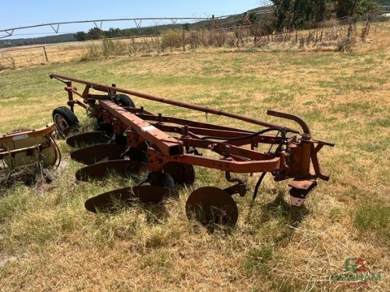 IHC 550 5 BOTTOM SEMI MOUNT PLOW SELLS OFFSITE WEST OF GAINESVILLE TX, FLYING J RANCH #4