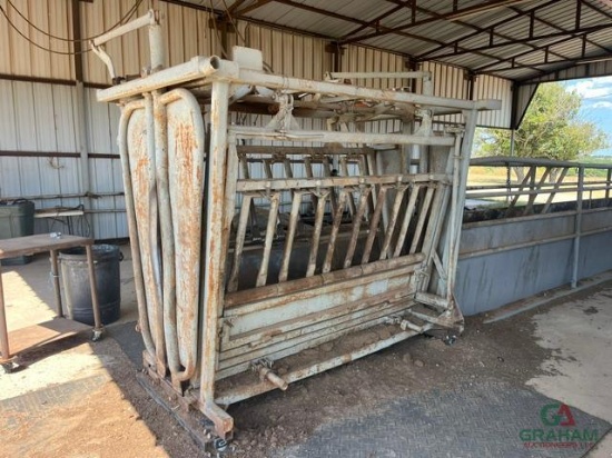 HYD STOCKER CATTLE CHUTE, SELLS OFFSITE AT GRAHAM FARM & RANCH LOCATION BUYER RESPONSIBLE FOR LOAD