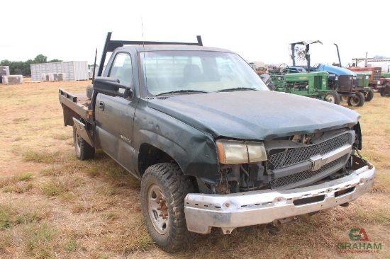 2004 CHEVY 2500HD 4X4 HAY SPIKE FLATBED, S/N 1GCHK24G74E375649, V8, AUTO, OD READS "ERROR"