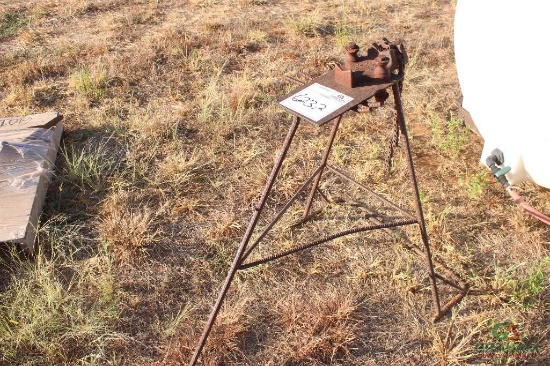 Pipe Vise On Tripod