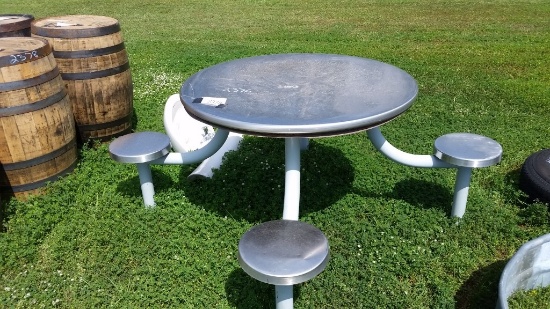 METAL TABLE & 4 CHAIRS
