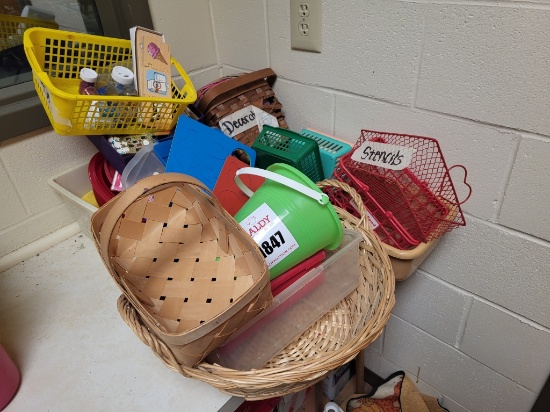 Basket / craft lot