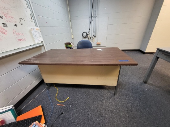 metal office desk w. rolling chair