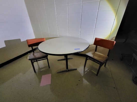 round table w. 2 chairs