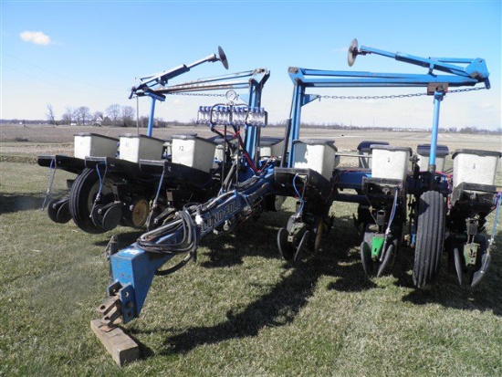 Kinze EconoFold 12Row, 30" w/ Yetter floating row cleaners, coulters, plumb