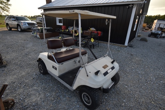 Club Car Golf cart 10057 Club Car electric golf cart, (needs charged)