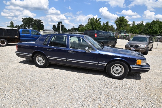 1994 Lincoln Town Car 125,269 miles , leather interior, pwr windows, pwr lo