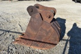 Dirt tooth bucket, 22in wide, (seller stated  they believe it fits to Deere