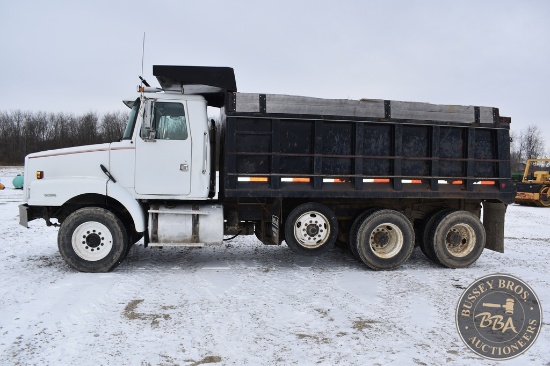 1996 VOLVO WG64 25569