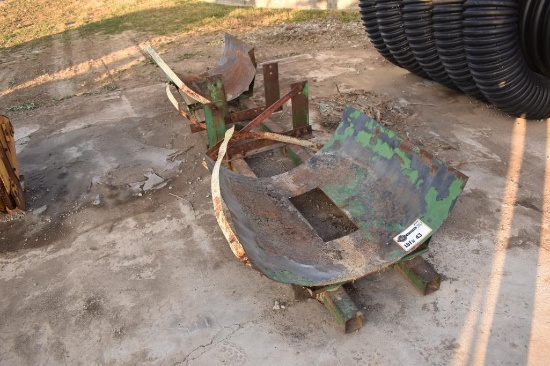 JOHN DEERE SADDLE TANK BRACKETS 5592
