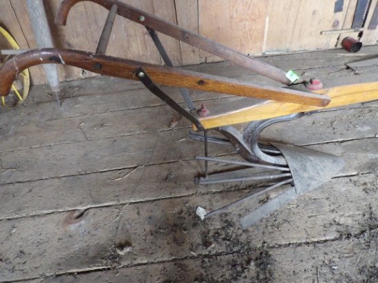 WALK BEHIND POTATO DIGGER