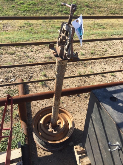 Pipe vise on stand