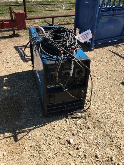 Miller Bobcat 225 Welder with leads runs & welds good shows 422 hours